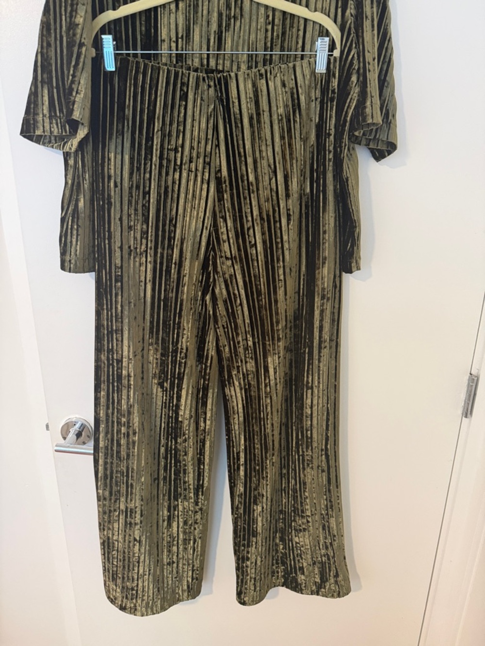 Mango matching set in textured velvet, olive green with a subtle sheen. - Picture 2 of 5
